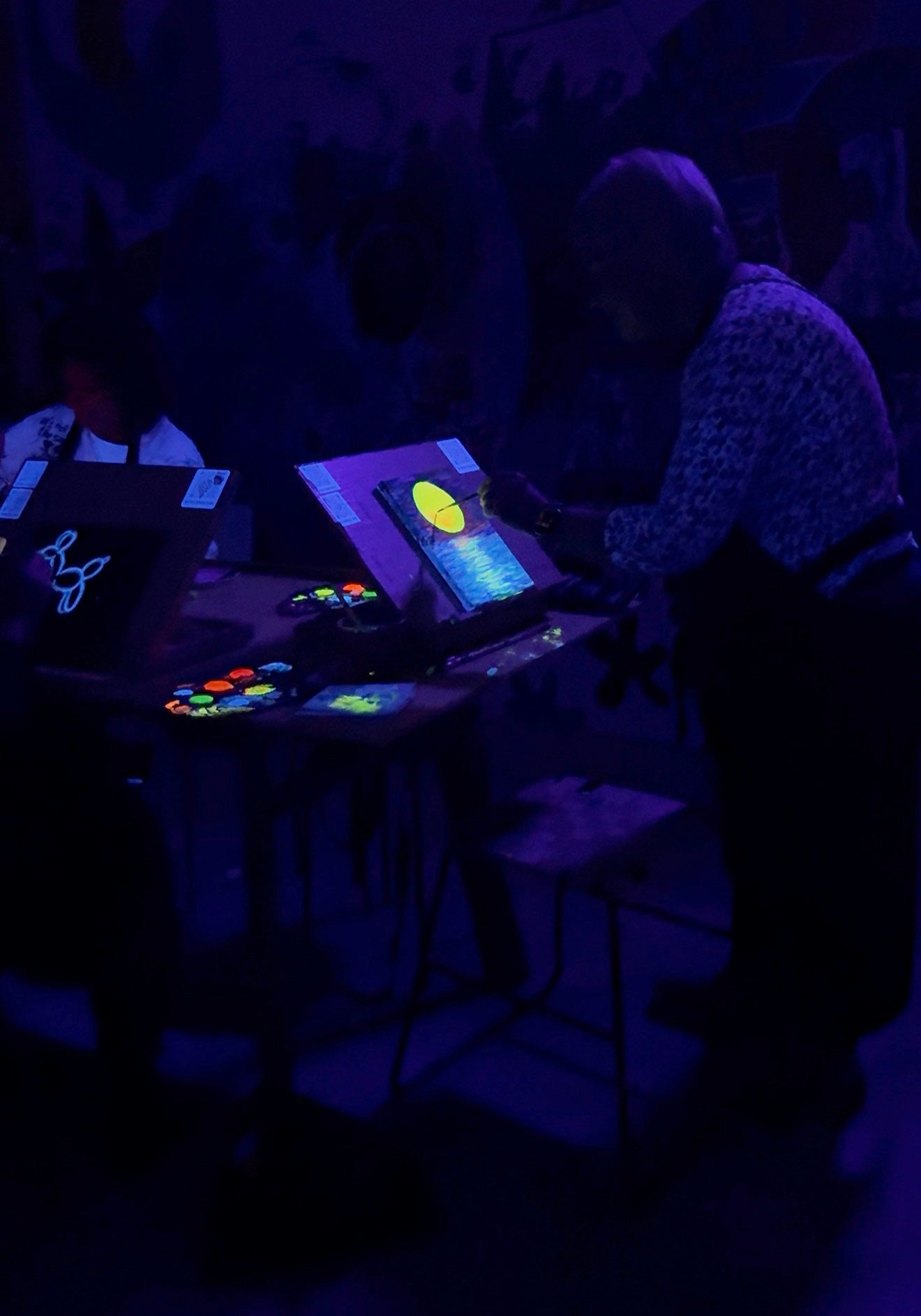 Paint in the Dark – Malen im Dunkeln mit leuchtenden Farben