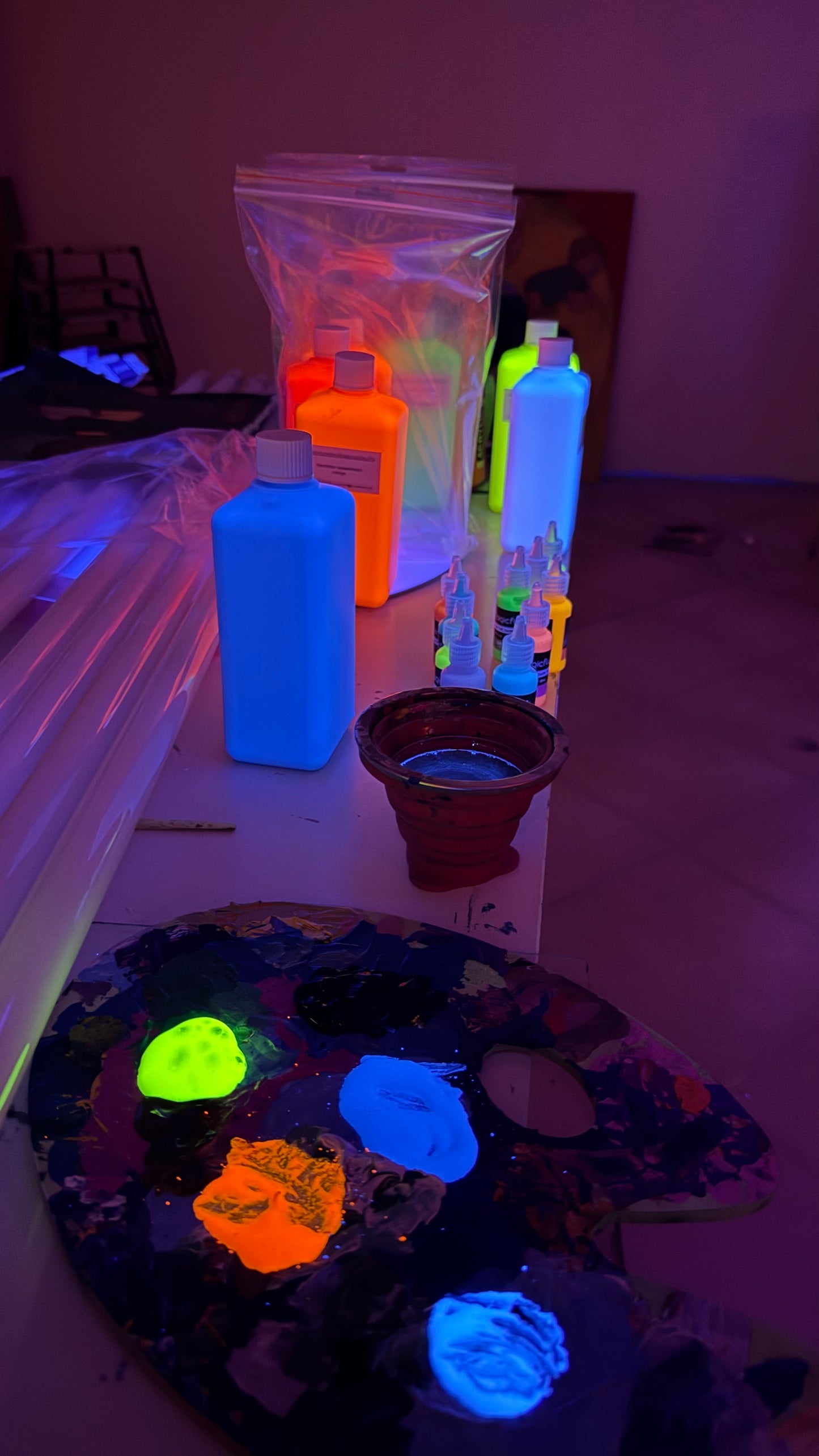 Paint in the Dark – Malen im Dunkeln mit leuchtenden Farben