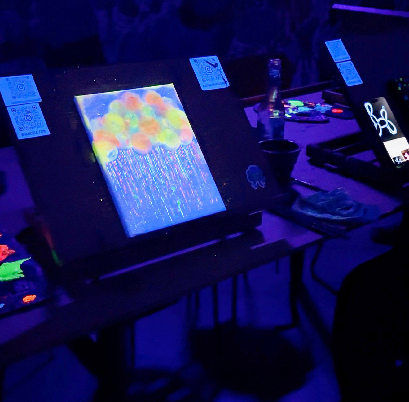 Paint in the Dark – Malen im Dunkeln mit leuchtenden Farben